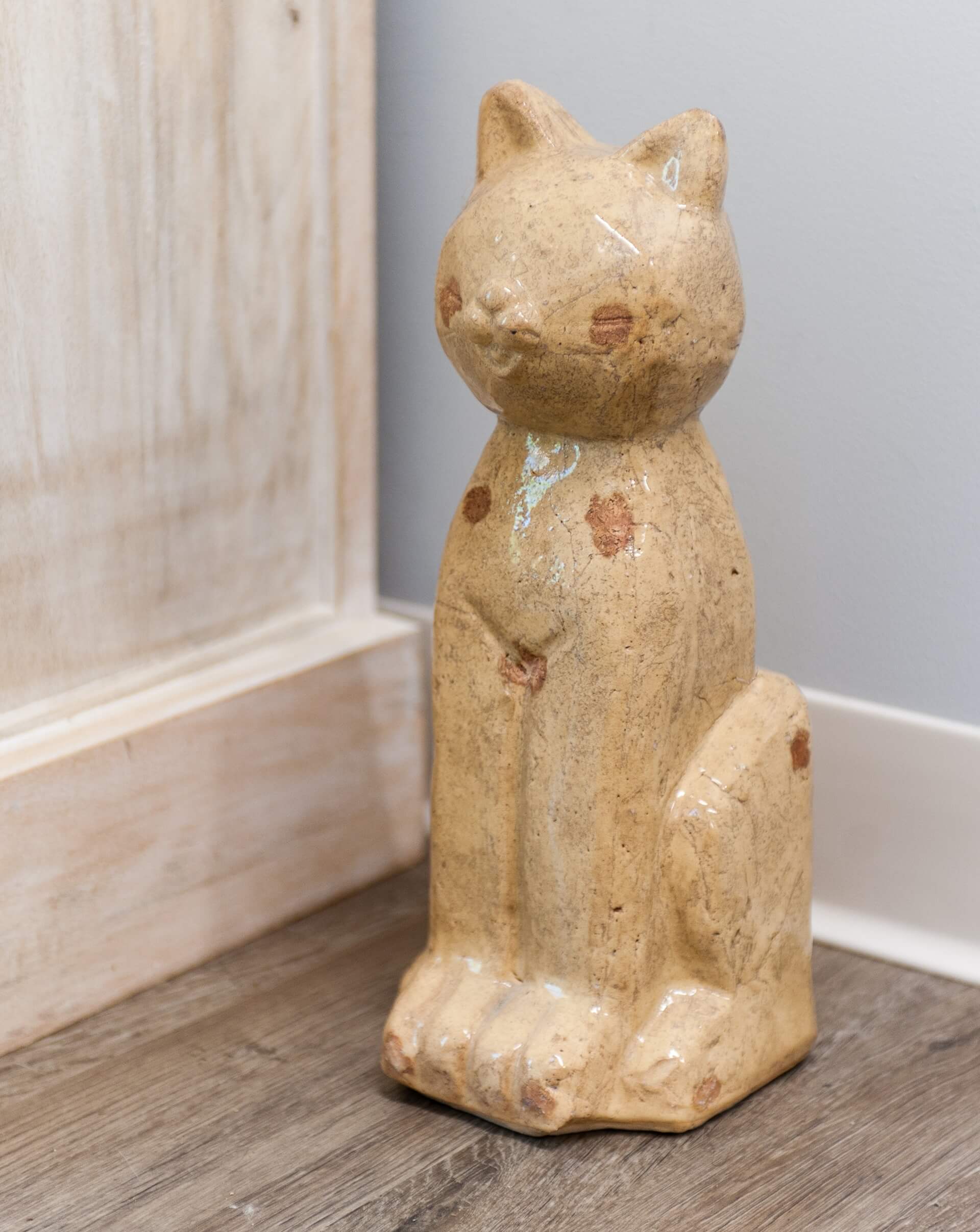 A ceramic cat statue